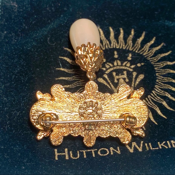 Hutton Wilkinson Pearl and Emerald Green Colored Stone Brooch / Pin - Picture 14 of 16
